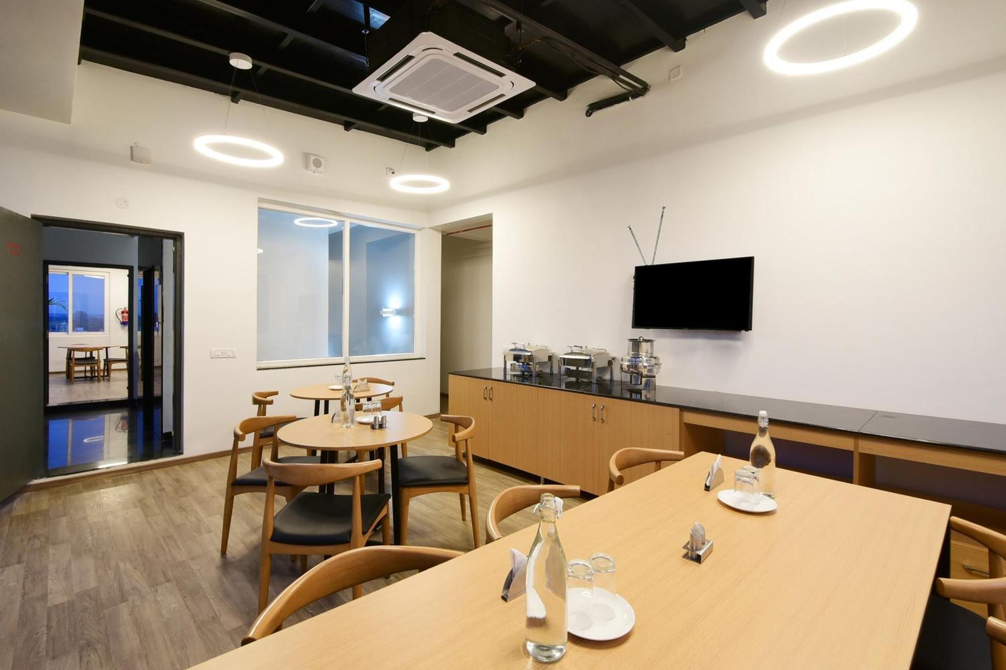 Townhouse Airport Road Hotel Yelahanka Bagian luar foto