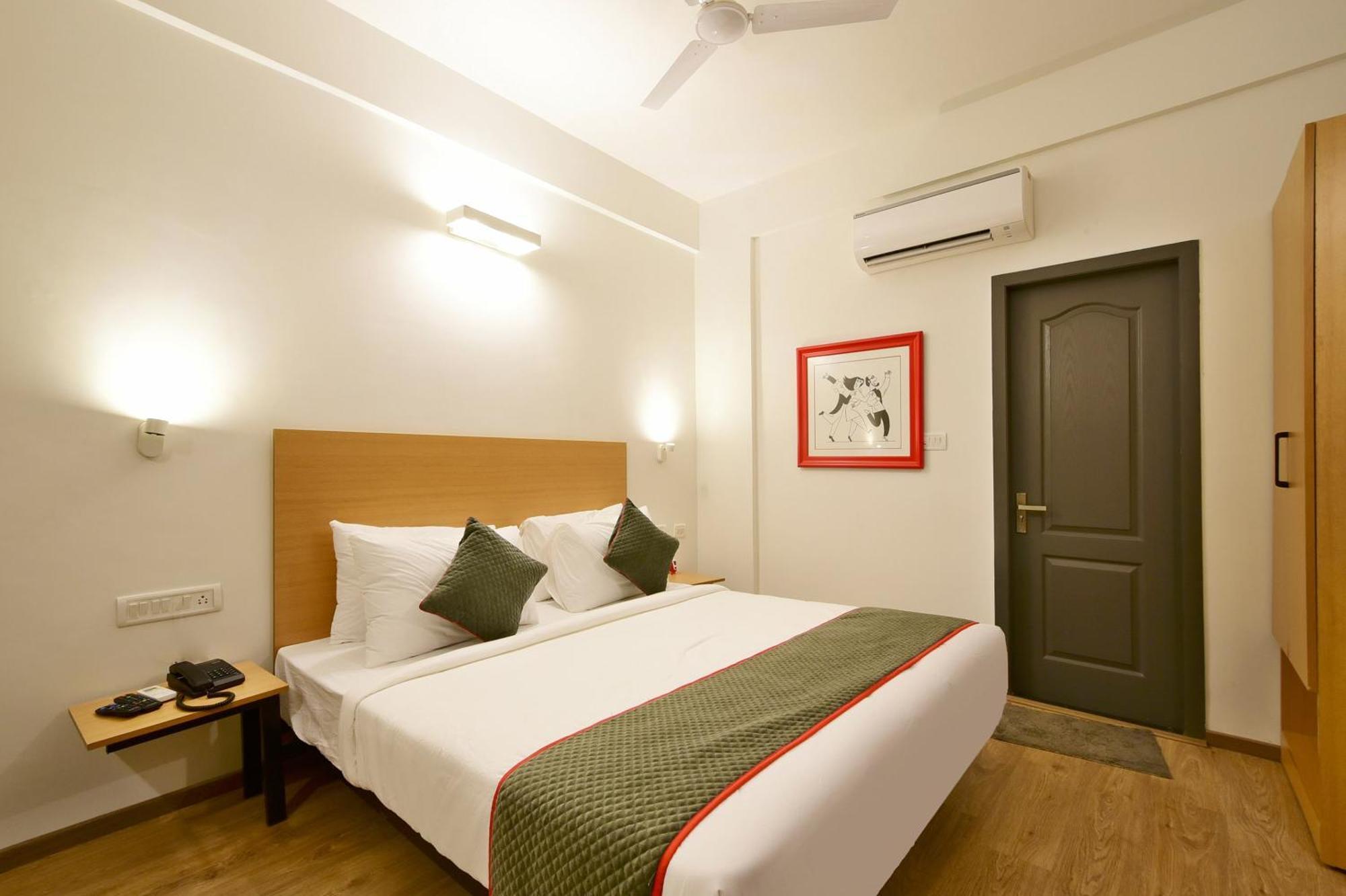Townhouse Airport Road Hotel Yelahanka Bagian luar foto