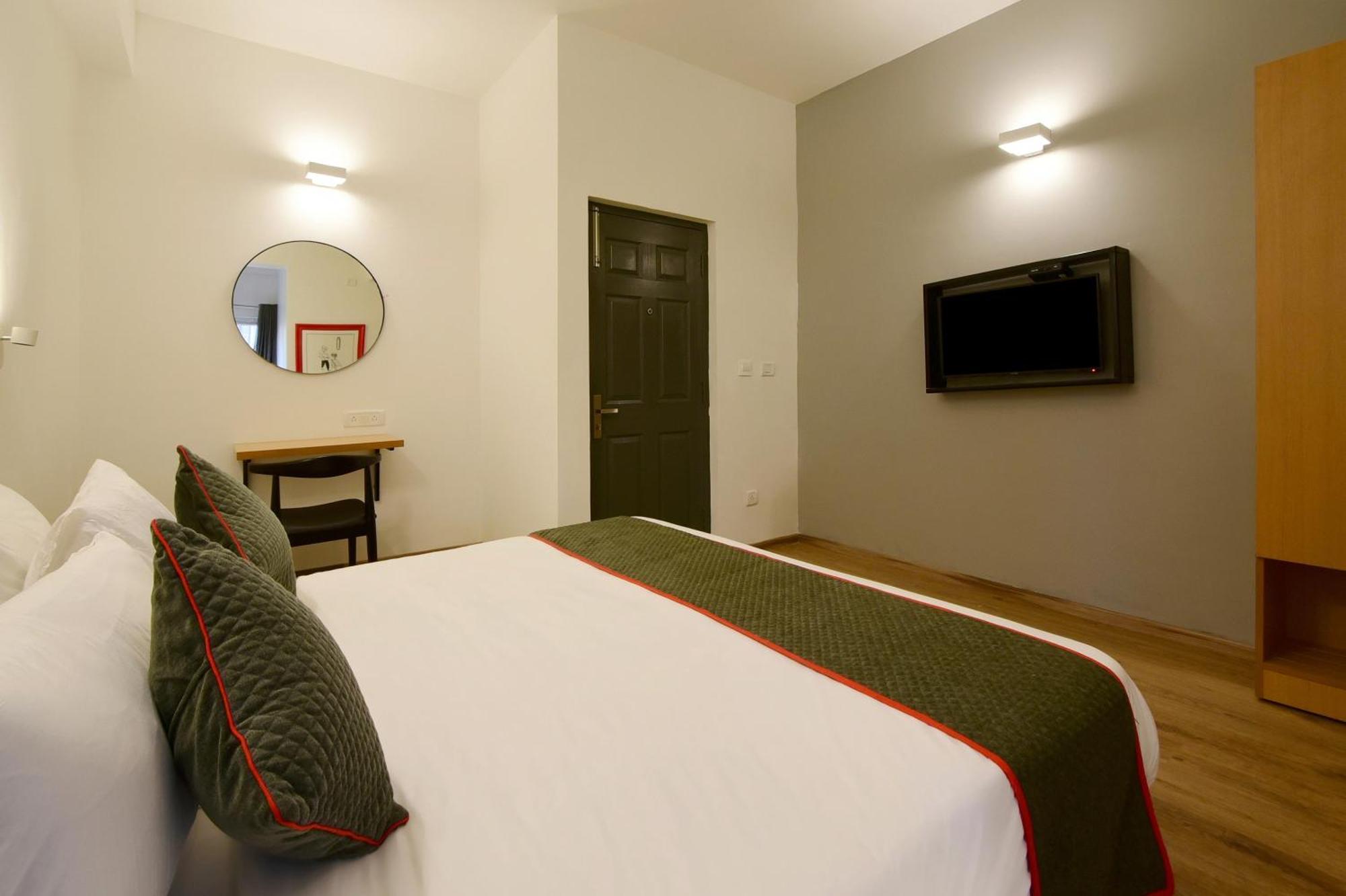 Townhouse Airport Road Hotel Yelahanka Bagian luar foto