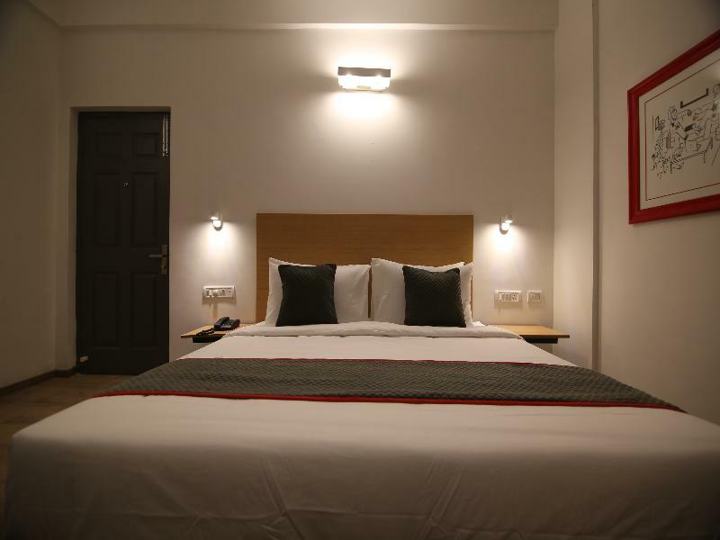 Townhouse Airport Road Hotel Yelahanka Bagian luar foto